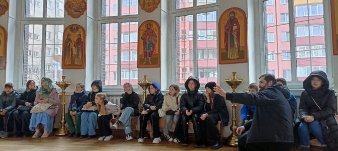 Пятнадцать школьников во главе с двумя педагогами провели полтора часа в общении с дьяконом  Вячеславом Тимошенко