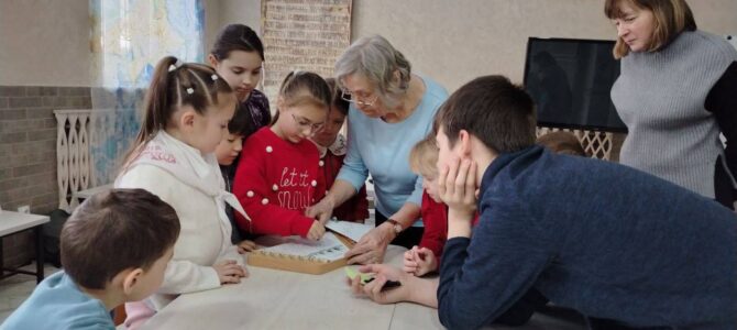 8 февраля на занятиях в воскресных группах мы продолжили изучать русские традиции и культуру. 8 февраля на занятиях в воскресных группах мы продолжили изучать русские традиции и культуру.