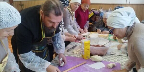 Вкусный праздник организовали прихожане Крестовоздвиженского собора