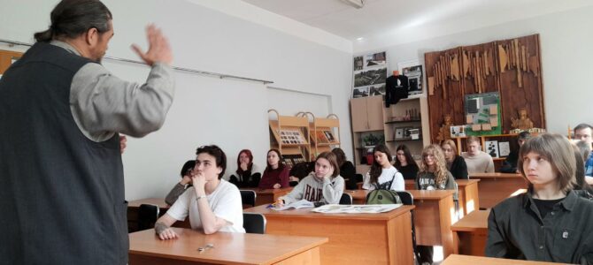Настоятель Крестовоздвиженского собора г. Калининграда протоиерей Сергий Коротких по приглашению педагога-организатора ГАУ КО «Колледж предпринимательства» г. Калининграда О.И. Чернобылец провел занятие со студентами старших курсов на тему «Пасха Христова».