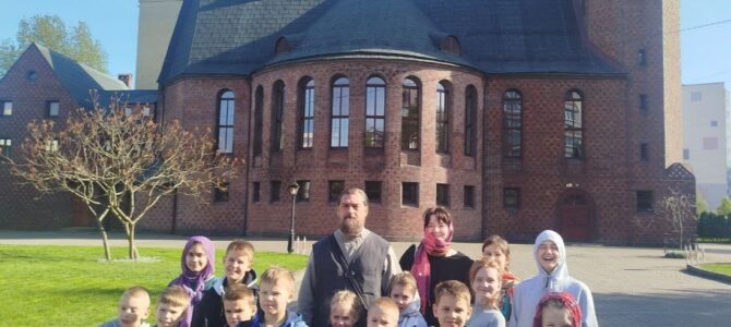 На Светлой седмице в Крестовоздвиженский собор г. Калининграда приехали гости из социального приюта 1 г. Калининграда.